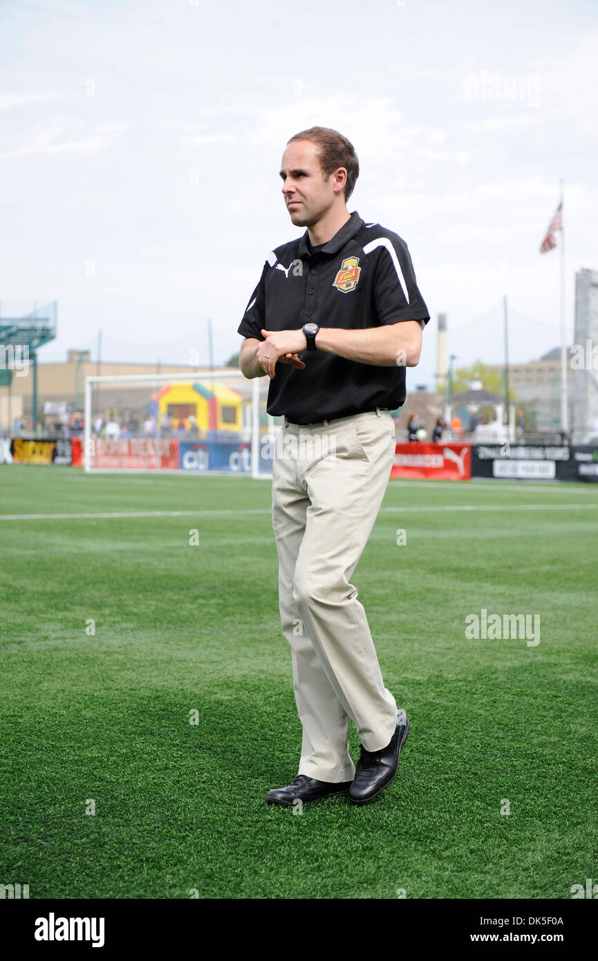 01 maggio 2011: . Il Flash WNY sconfitto il Atlanta Beat 3-0 a Sahlen's Stadium a Rochester, New York. Western New York la testa del flash autobus linee Aaran appena prima che la sua squadra gioca il battito di Atlanta.(Immagine di credito: © Alan Schwartz/Cal Sport Media/ZUMAPRESS.com) Foto Stock