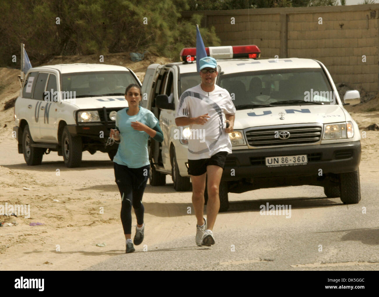 05 maggio 2011 - Rafah nella striscia di Gaza - UNRWA (Ente soccorso e lavori delle Nazioni Unite per i profughi della Palestina) staffer GEMMA CONNELL corre nella Striscia di Gaza la prima maratona di Rafah, sud della striscia di Gaza. Più di 1.400 palestinesi sono stati prima dell'alba per prendere parte alla maratona, esecuzione di tutta la lunghezza delle zone costiere enclave. Più di mille corridori hanno partecipato giovedì nella Gaz Foto Stock