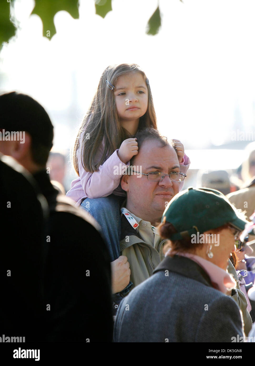 5 maggio 2011 - Louisville, KY, Stati Uniti d'America - Jeremy Plonk, della Pennsylvania ha dato a sua figlia Sophia a birds eye view dei cavalli durante la preparazione per la 137Kentucky Derby giovedì 5 maggio 2011 a Louisville, KY. Foto di Mark Cornelison | Personale. (Credito Immagine: © Lexington Herald-Leader/ZUMAPRESS.com) Foto Stock