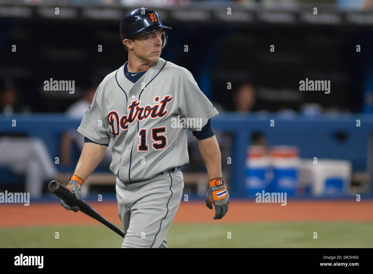 6 maggio 2011 - Toronto, Ontario, Canada - Detroit Tigers infielder Brandon Inge (15) assume una seconda occhiata al replay dopo aver depennato durante il venerdì sera gioco contro il Toronto Blue Jays presso il Rogers Centre in Toronto. Il Toronto Blue Jays ha vinto da un punteggio di 7-4. (Credito Immagine: © Darren aquile Southcreek/Global/ZUMAPRESS.com) Foto Stock