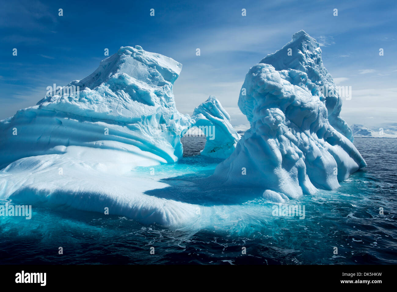 L'Antartide, enormi iceberg nel sole primaverile galleggianti in stretto di Gerlache lungo la Penisola Antartica Foto Stock