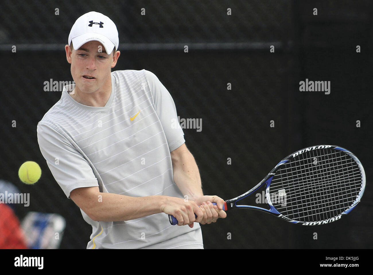 6 maggio 2011 - Eldridge, Iowa, U.S. - Bettendorf David DeSimone restituisce un servire venerdì durante il MAC boys torneo di tennis a nord Scott High School. (Credito Immagine: © Giovanni Schultz/Quad-City volte/ZUMAPRESS.com) Foto Stock