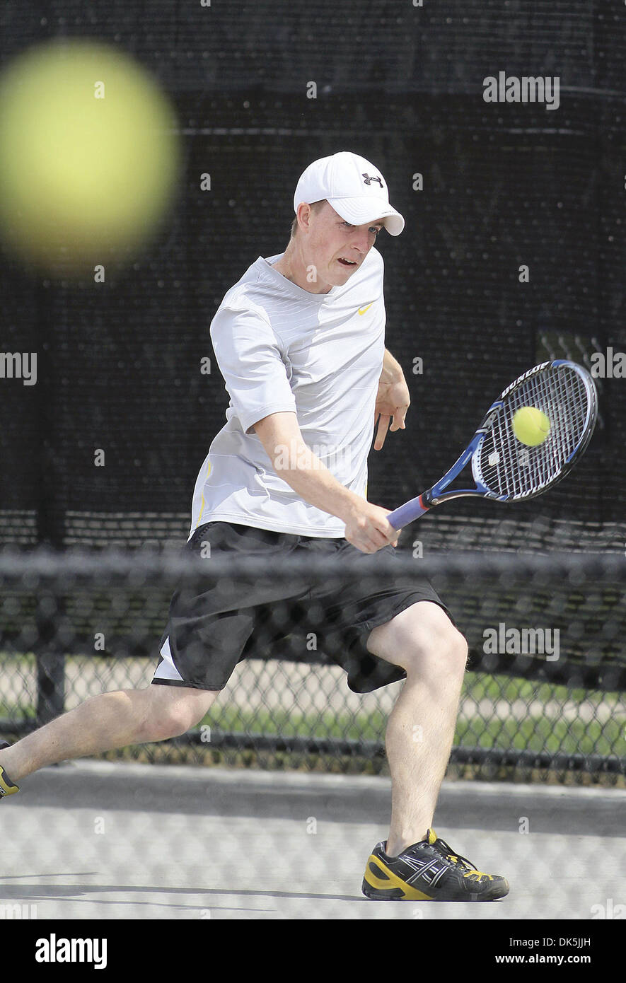 6 maggio 2011 - Eldridge, Iowa, U.S. - Bettendorf David DeSimone restituisce un volley venerdì durante il MAC boys torneo di tennis a nord Scott High School. (Credito Immagine: © Giovanni Schultz/Quad-City volte/ZUMAPRESS.com) Foto Stock