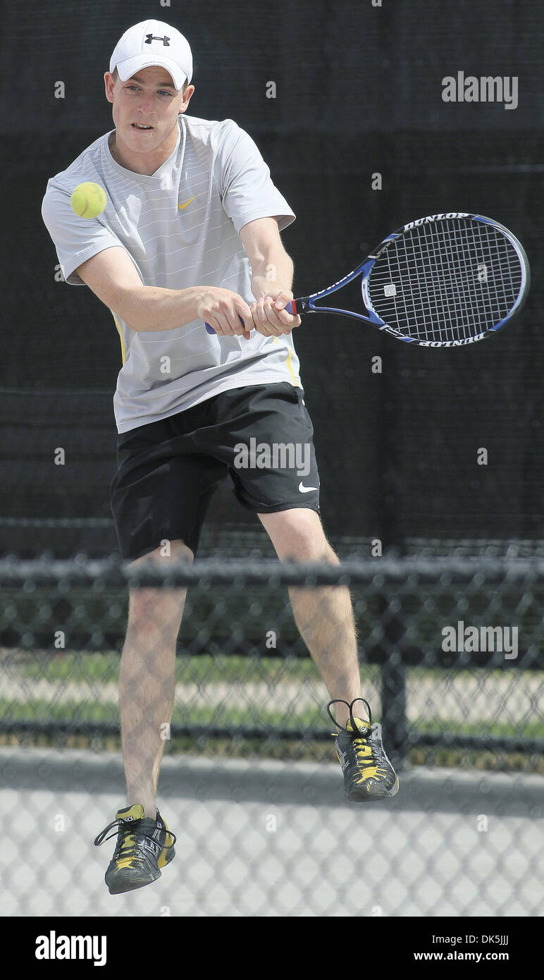 6 maggio 2011 - Eldridge, Iowa, U.S. - Bettendorf David DeSimone restituisce un volley venerdì durante il MAC boys tennis campionati a nord Scott High School. (Credito Immagine: © Giovanni Schultz/Quad-City volte/ZUMAPRESS.com) Foto Stock