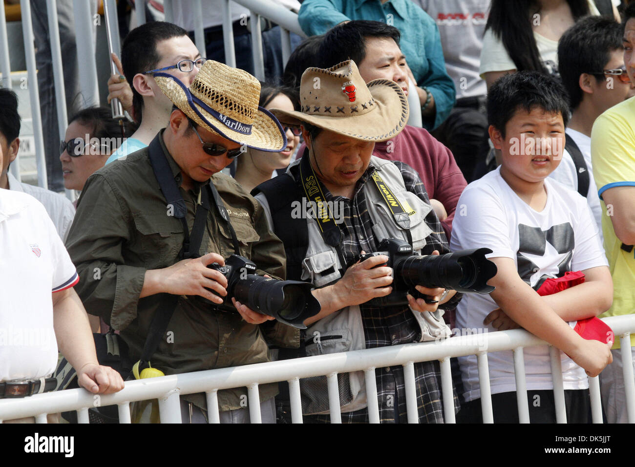 7 maggio 2011 - Jinshan, Cina - la Nikon D3s è stato solo uno dei tanti delle telecamere sul display in udienza a uomini di beach volley giochi medaglia del SWATCH FIVB World Tour Shanghai aperto in Jinshan. (Credito Immagine: © Jeremy Breningstall/ZUMAPRESS.com) Foto Stock