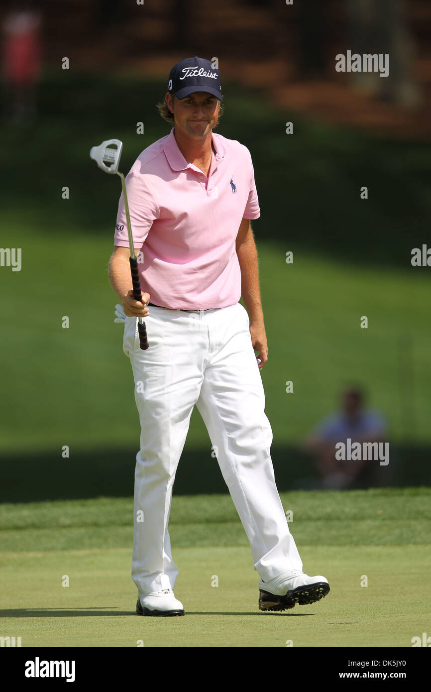 7 maggio 2011 - Charlotte, North Carolina, Stati Uniti - WEBB Simpson riconosce la galleria alla cava di quaglia Country Club di Charlotte durante la Wells Fargo Championship. (Credito Immagine: © Jim Dedmon/ZUMAPRESS.com) Foto Stock