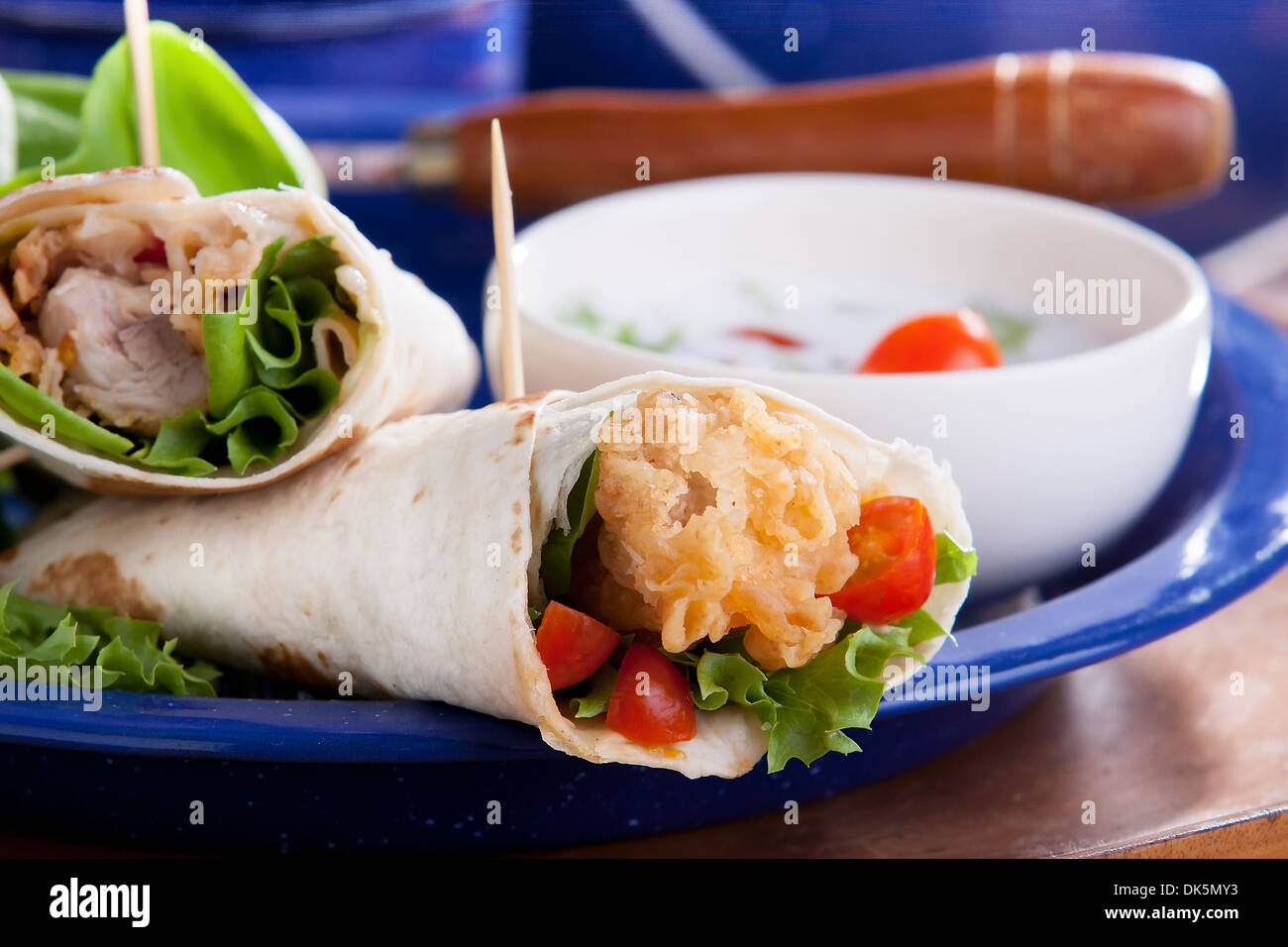 Fritto di pollo Insalata di avvolgimento sandwich Foto Stock