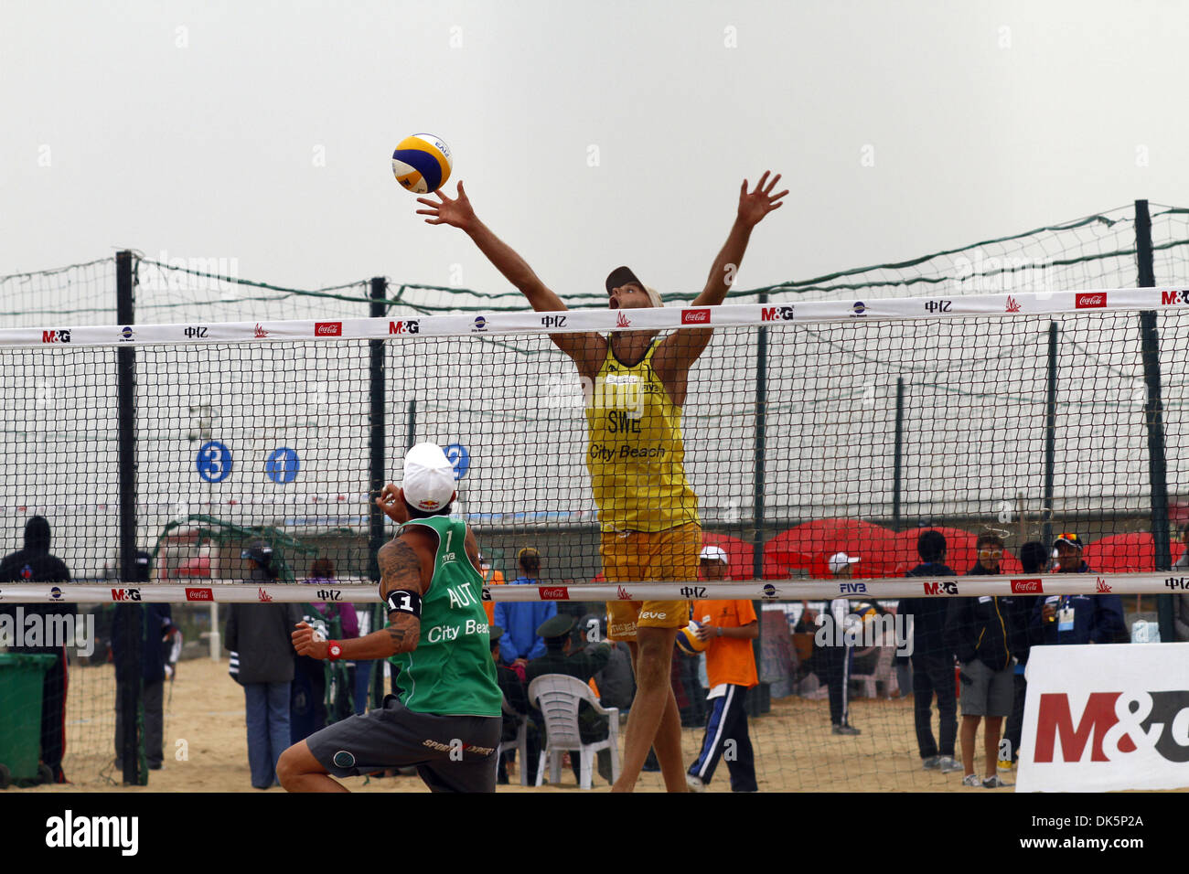 Maggio 04, 2011 - Jinshan, Cina - STEFAN GUNNARSSON della Svezia la faccia dice tutto come lui passa per il kill durante un turno di qualificazione contro l'Australia presso lo Swatch FIVB Beach Volley Open Shanghai World Tour. (Credito Immagine: © Jeremy Breningstall/ZUMAPRESS.com) Foto Stock