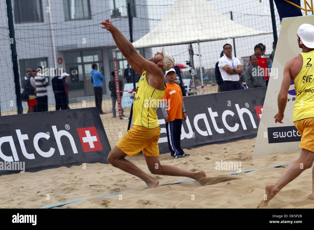Maggio 04, 2011 - Jinshan, Cina - STEFAN GUNNARSSON di Svezia urta una palla verso la rete durante un turno di qualificazione contro l'Australia presso lo Swatch FIVB Beach Volley Open Shanghai World Tour. (Credito Immagine: © Jeremy Breningstall/ZUMAPRESS.com) Foto Stock