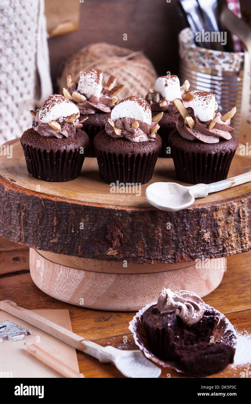 Tortina al cioccolato con marshmallow per feste. Foto Stock