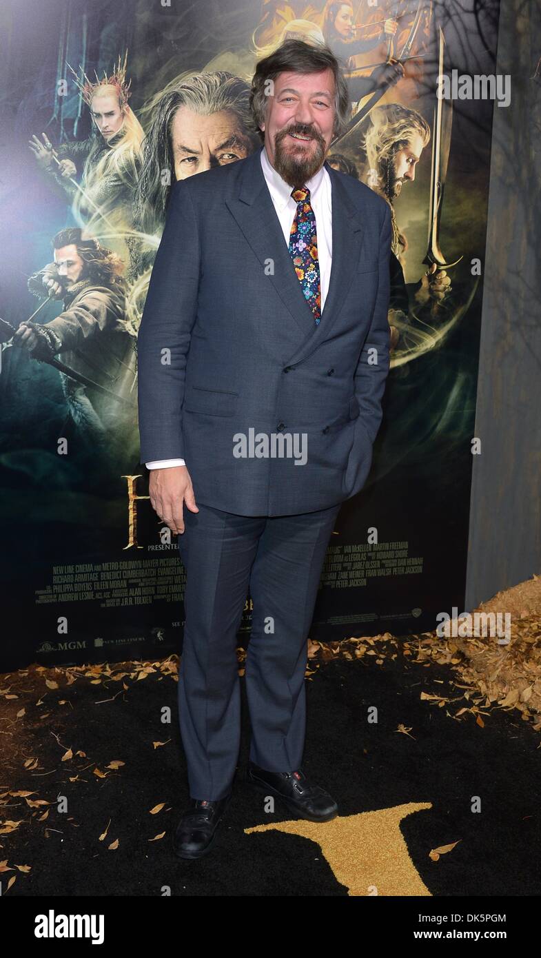 Los Angeles, Stati Uniti d'America. 2° dicembre 2013. Stephen Fry arriva alla premiere di The Hobbit e la desolazione di Smaug, Los Angeles, America - 2 Dic 2013 Credit: Sydney Alford/Alamy Live News Foto Stock