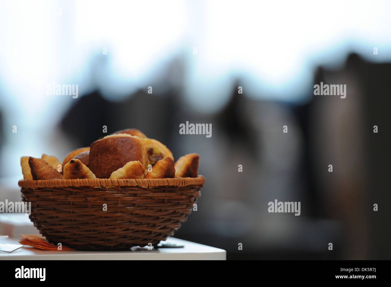 La prima colazione con caffè, croissant francesi durante la fiera Foto Stock