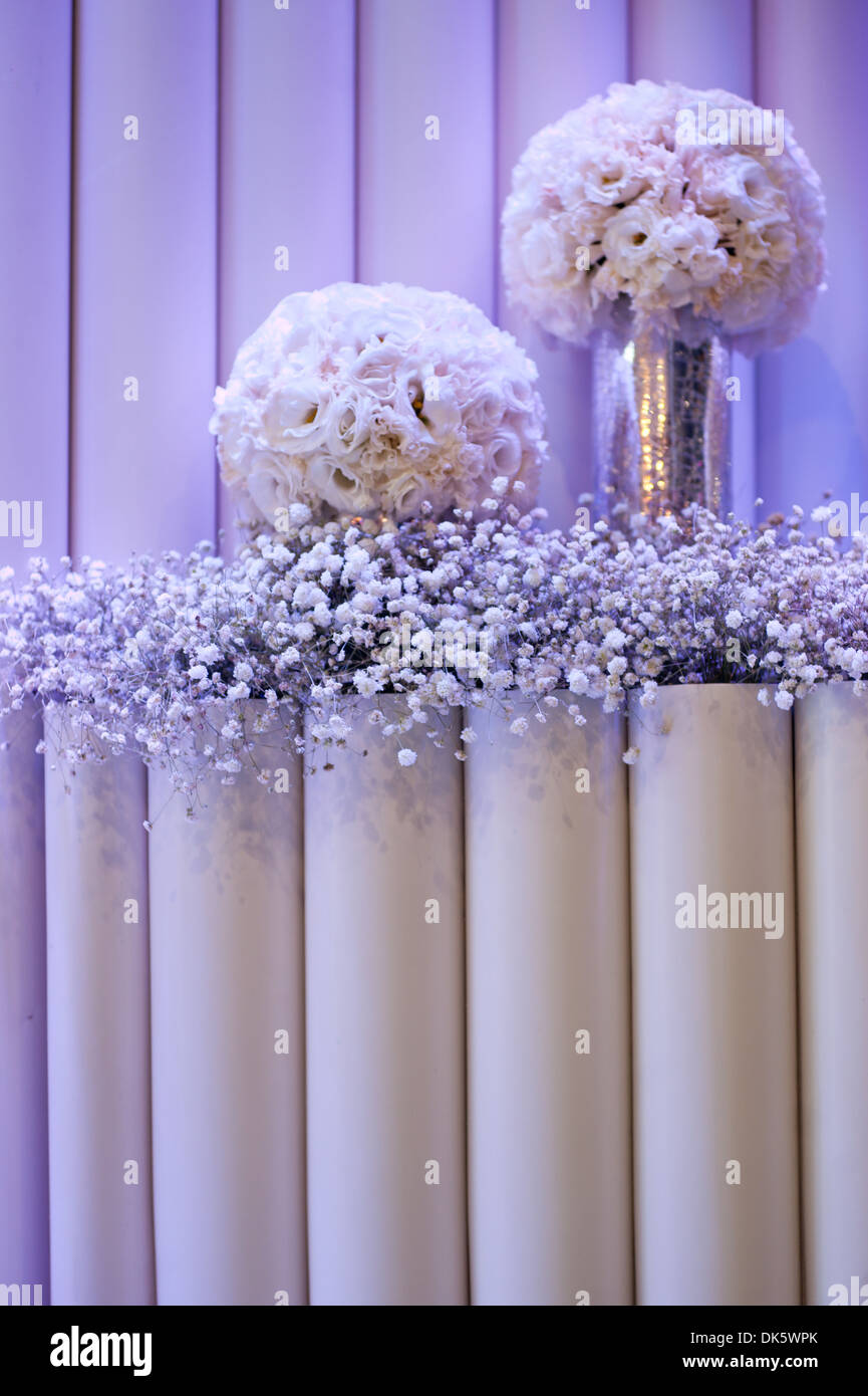 Vaso di fiori fiori bouquet di fiori bianchi bar decorazione da parete vaso di fiori illuminazione calda ed elegante wedd romantica Foto Stock