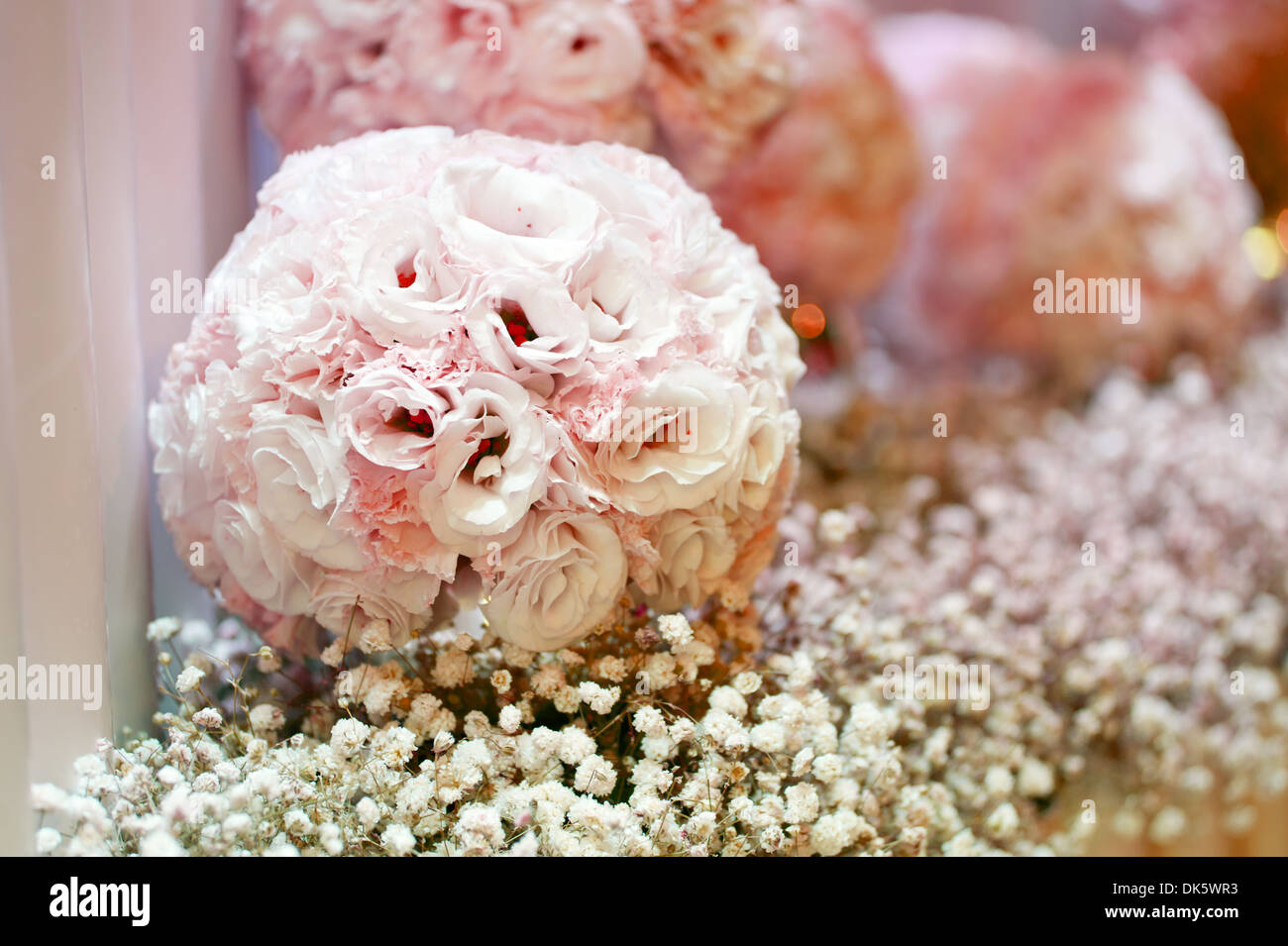 Fiori bianchi bouquet di fiori di rose romantico ed elegante decor elegante Foto Stock