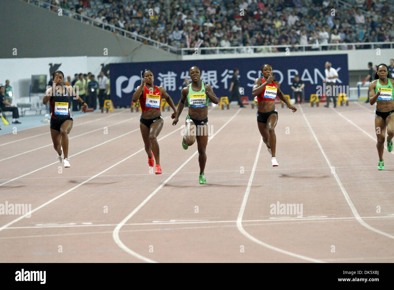 15 maggio 2011 - Shanghai in Cina - velocista giamaicana VERONICA CAMPBELL-BROWN (centro) ha dato se stessa un regalo di compleanno con una vittoria in 100 donne di sprint sul metro di Shanghai. Campbell-Brown battere il rivale CARMELITA JETER (secondo da sinistra) degli Stati Uniti, lo scorso anno vincitore di Shanghai, da tre centesimi di secondo, 10.92 a 10.95. Essi erano in concorrenza alla Dunlop Shanghai Golden Foto Stock