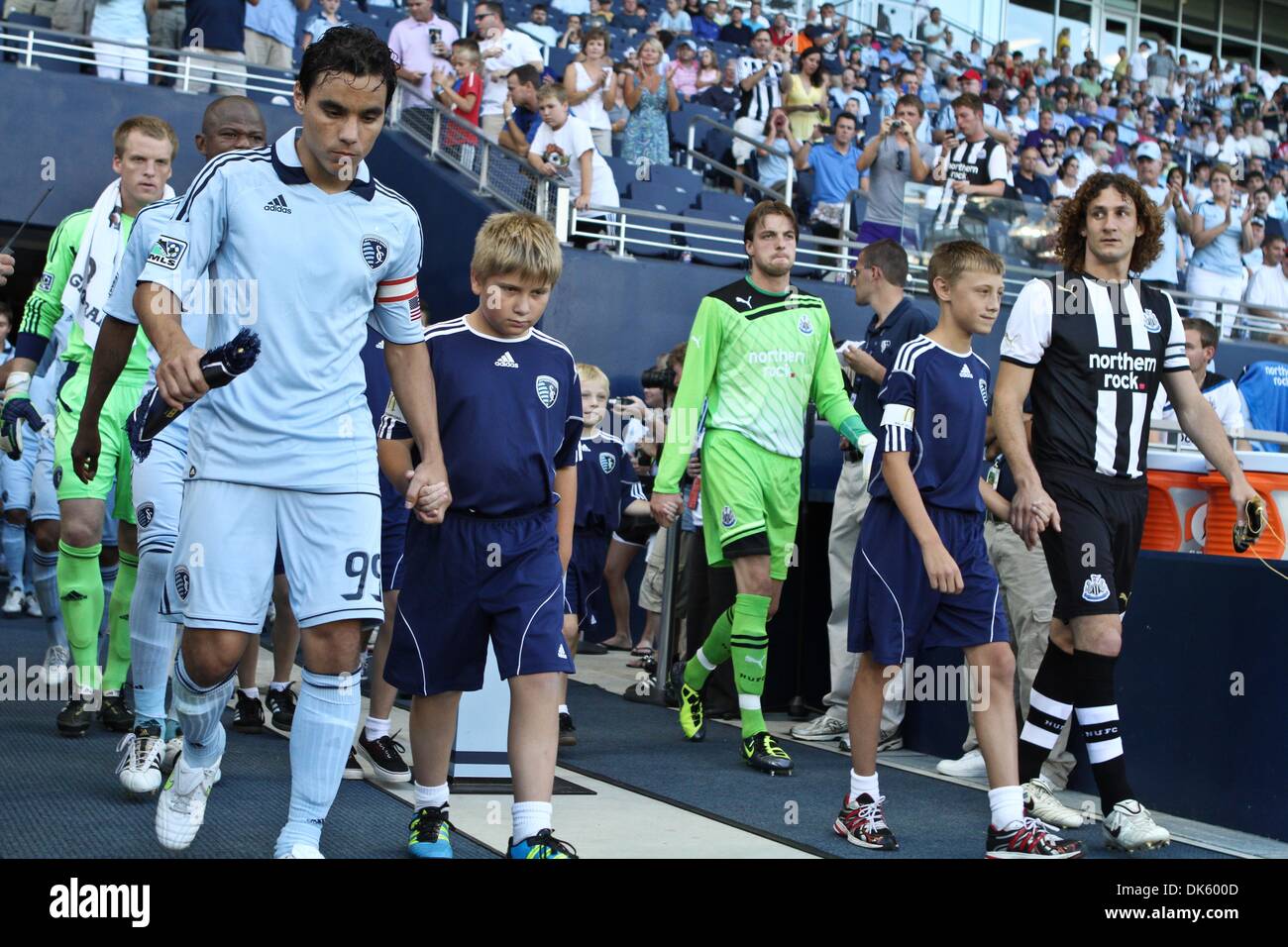 Luglio 20, 2011 - Kansas City, Kansas, Stati Uniti - Team capitani Omar Bravo (99) e Fabricio Coloccini (2) Immettere il campo. Newcastle United e Sporting KC ha giocato per un 0-0 nella loro prima partita del loro tour americano al LIVESTRONG Sporting Park di Kansas City, Kansas. (Credito Immagine: © Tyson Hofsommer/Southcreek globale/ZUMAPRESS.com) Foto Stock