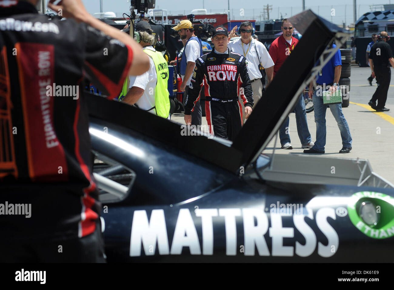 20 maggio 2011 - Concord, North Carolina, Stati Uniti - Sprint Cup driver della serie Regan Smith passeggiate per la sua vettura da gara per la pratica per la Sprint Cup All-Star gara a Charlotte Motor Speedway in concordia, NC. (Credito Immagine: © Michael Johnson/Southcreek globale/ZUMAPRESS.com) Foto Stock