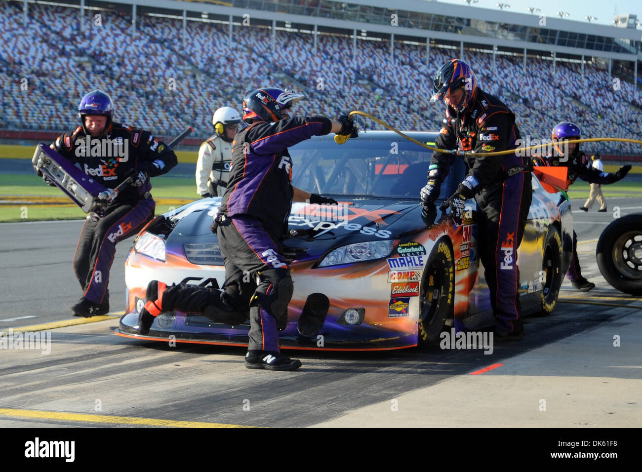 20 maggio 2011 - Concord, North Carolina, Stati Uniti - l'equipaggio della Fed-Ex Express Toyota di Sprint Cup driver della serie Denny Hamlin (11) Gara Attorno al servizio del lato destro della vettura durante le qualifiche per la Sprint Cup All-Star gara a Charlotte Motor Speedway in concordia, NC. (Credito Immagine: © Michael Johnson/Southcreek globale/ZUMAPRESS.com) Foto Stock