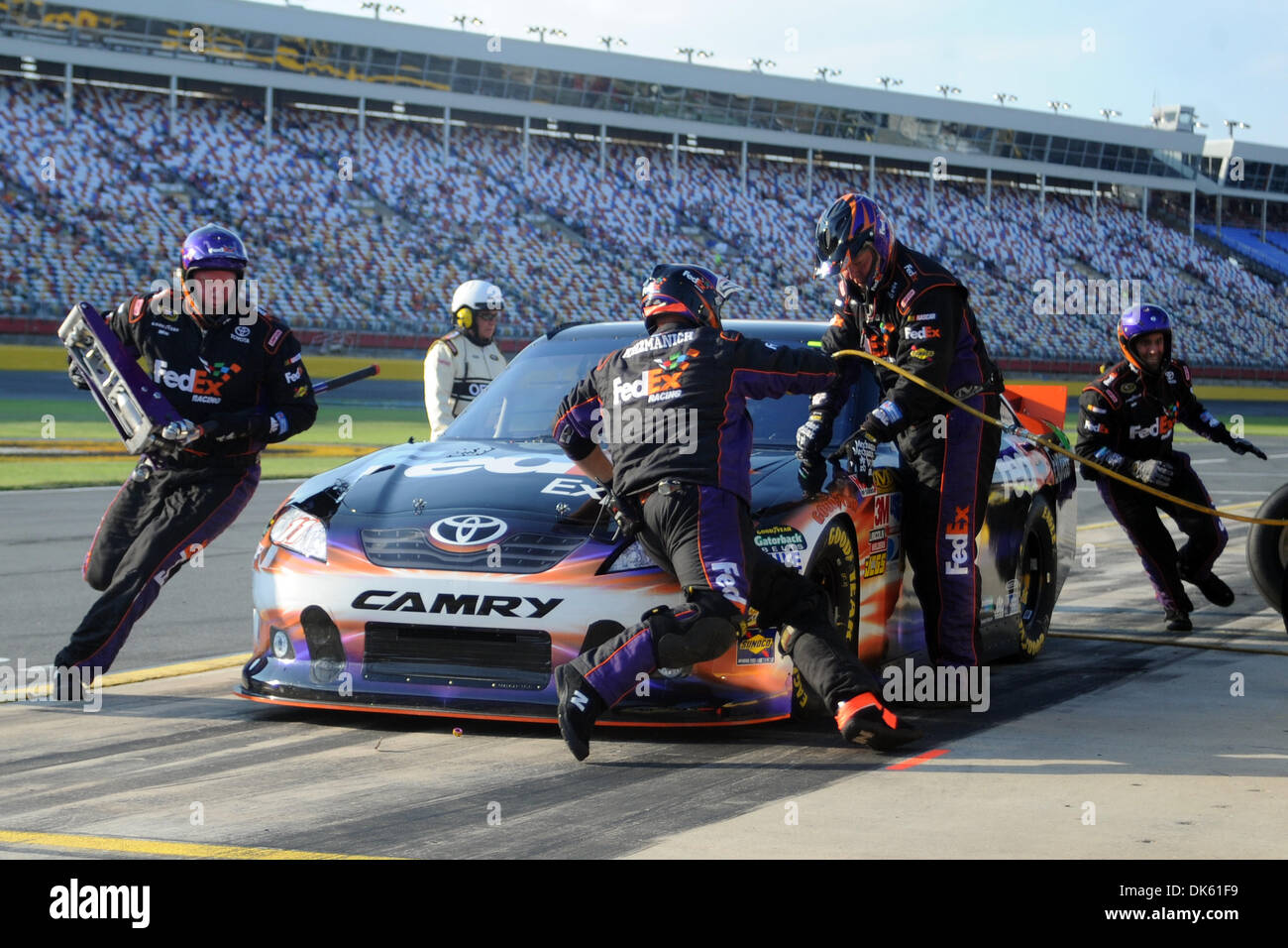 20 maggio 2011 - Concord, North Carolina, Stati Uniti - l'equipaggio della Fed-Ex Express Toyota di Sprint Cup driver della serie Denny Hamlin (11) Gara Attorno al servizio del lato destro della vettura durante le qualifiche per la Sprint Cup All-Star gara a Charlotte Motor Speedway in concordia, NC. (Credito Immagine: © Michael Johnson/Southcreek globale/ZUMAPRESS.com) Foto Stock