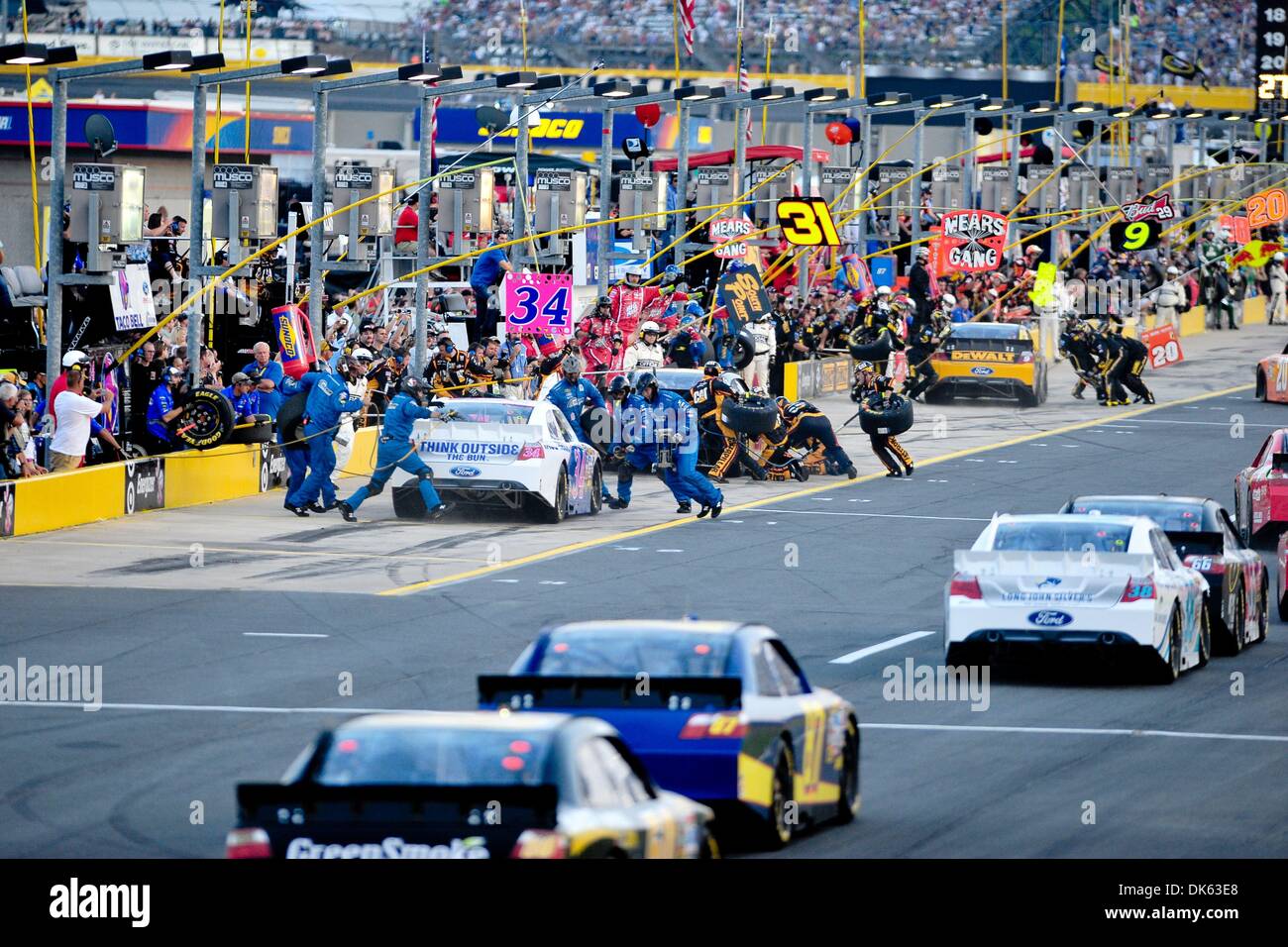 21 maggio 2011 - Concord, North Carolina, Stati Uniti d'America - equipaggi andare al lavoro durante la prima tornata di pit-stop durante il primo segmento di tutte le Star Race al Charlotte Motor Speedway in concordia, North Carolina (credito Immagine: © Anthony Barham/Southcreek globale/ZUMAPRESS.com) Foto Stock