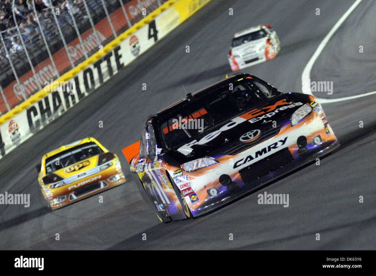 22 maggio 2011 - Concord, North Carolina, Stati Uniti - Sprint Cup driver della serie Denny Hamlin (11) ruote il Fed-Ex Express Toyota fuori del turno 4 durante il tratto finale della Sprint Cup All-Star gara a Charlotte Motor Speedway in concordia, NC. Sprint Cup driver della serie Carl Edwards ha catturato la gara su Sprint Cup driver della serie Kyle Busch. (Credito Immagine: © Michael Johnson/Southcreek Gl Foto Stock