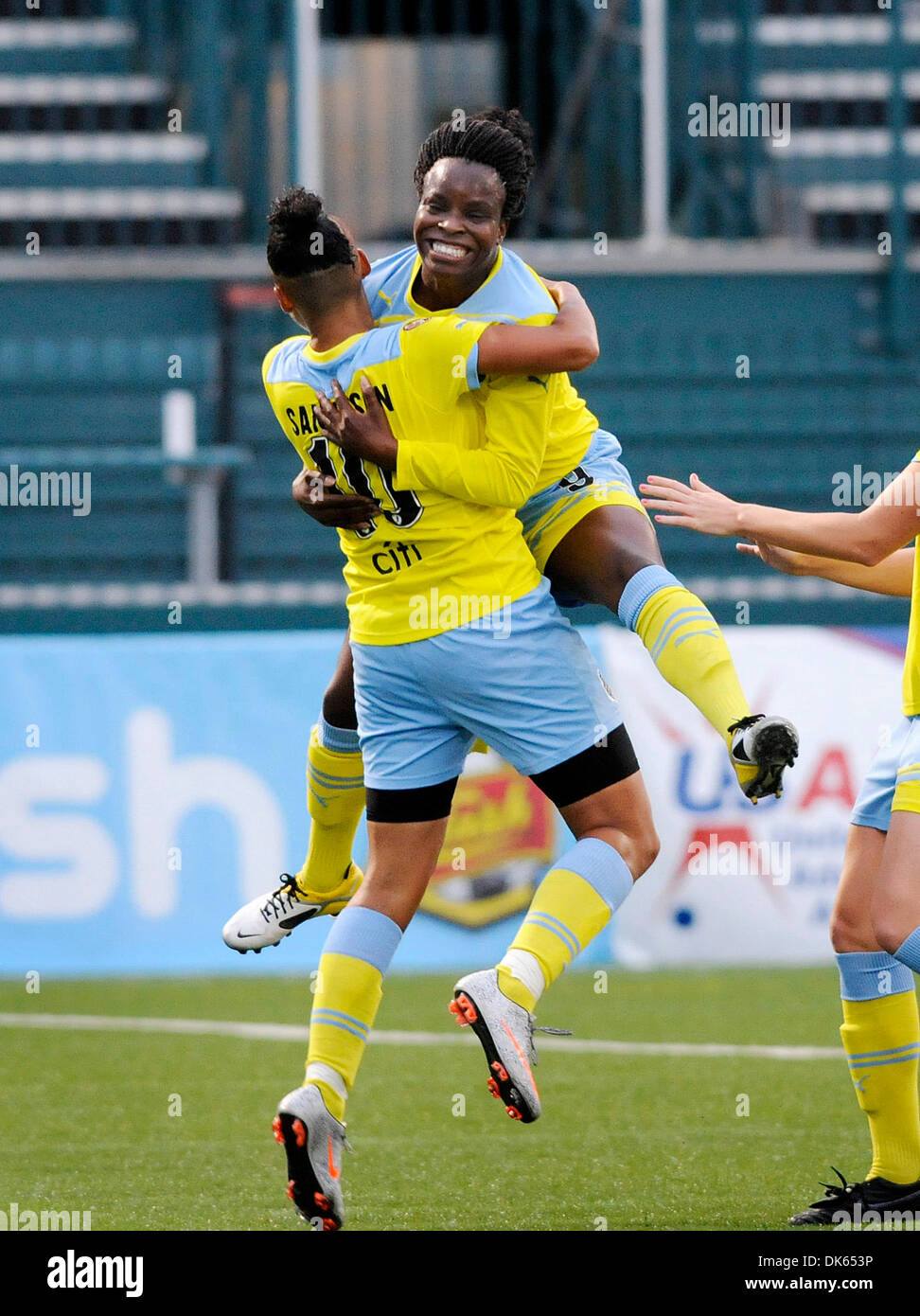 Giugno 12, 2011: l'indipendenza di Filadelfia sconfitto il Western New York Flash 1-0 a Sahlen's Stadium di Rochester, NY in una donna di calcio professionale (WPS) concorso. L'indipendenza di Filadelfia Danesha James (#9) celebrare il gioco vincente vincente meta con Lianne Sanderson (#10)(Immagine di credito: © Alan Schwartz/Cal Sport Media/ZUMAPRESS.com) Foto Stock