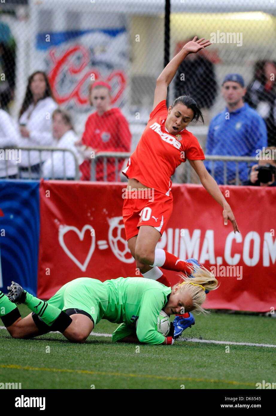 Giugno 12, 2011: l'indipendenza di Filadelfia sconfitto il Western New York Flash 1-0 a Sahlen's Stadium di Rochester, NY in una donna di calcio professionale (WPS) concorso. Indipendenza di Filadelfia il portiere Val Henderson (#1) afferra la palla prima di Marta (#10), il flash è in avanti, è possibile ottenere la palla.(Immagine di credito: © Alan Schwartz/Cal Sport Media/ZUMAPRESS.com) Foto Stock