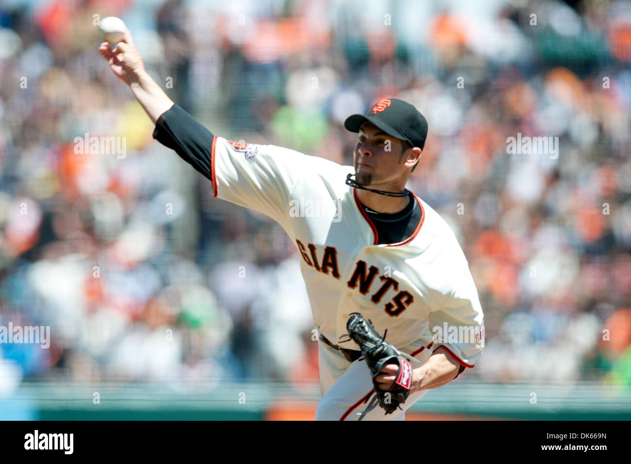 26 maggio 2011 - San Francisco, California, Stati Uniti - giganti relief pitcher Ryan Vogelsong (32) eroga durante la MLB gioco tra i San Francisco Giants e Florida Marlins presso AT&T Park di San Francisco, CA. Il Marlin ha vinto 1-0, completando un gioco di tre sweep di giganti. (Credito Immagine: © Matt Cohen/Southcreek globale/ZUMAPRESS.com) Foto Stock