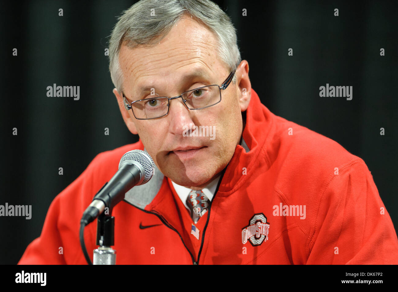 FILE FOTO - Ohio State University di head coach Jim Tressel dimesso lunedì, 30 maggio 2011 dopo dieci anni come capo allenatore. Tressel dimissioni proviene quasi tre mesi dopo OSU ha annunciato di aver sospeso Tressel per due giochi, che è stato successivamente aumentato a cinque e Tressel multato $250.000 per conoscere i suoi giocatori aveva ricevuto benefici illeciti di un locale salotto tattoo proprietario. Il Foto Stock