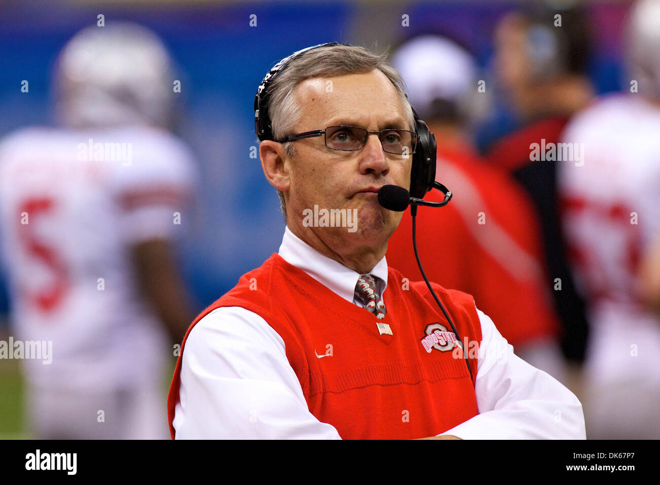 FILE FOTO - Ohio State University di head coach Jim Tressel dimesso lunedì, 30 maggio 2011 dopo dieci anni come capo allenatore. Tressel dimissioni proviene quasi tre mesi dopo OSU ha annunciato di aver sospeso Tressel per due giochi, che è stato successivamente aumentato a cinque e Tressel multato $250.000 per conoscere i suoi giocatori aveva ricevuto benefici illeciti di un locale salotto tattoo proprietario. Il Foto Stock