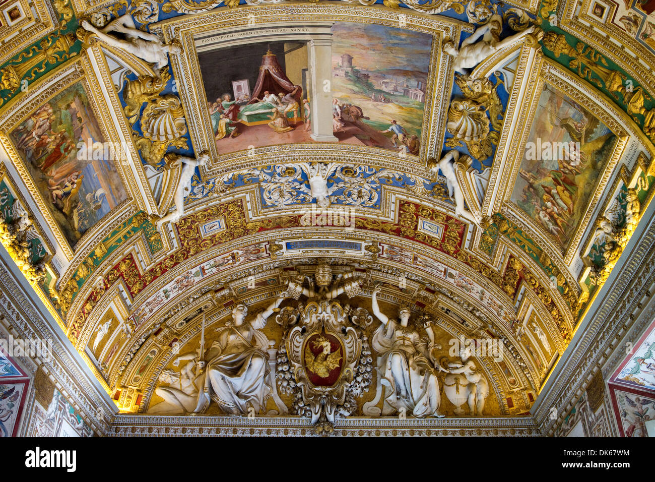Soffitto a volta della galleria di mappe (Galleria delle carte geografiche) nei Musei Vaticani Città del Vaticano. Foto Stock