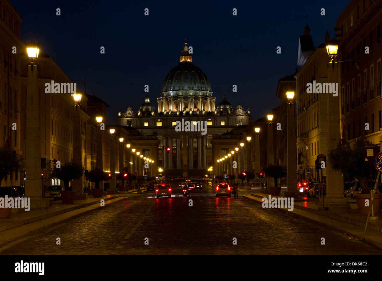 Via della Conciliazione (strada della conciliazione), Roma (Italia), con la Basilica di San Pietro e la Città del Vaticano, in background. Foto Stock