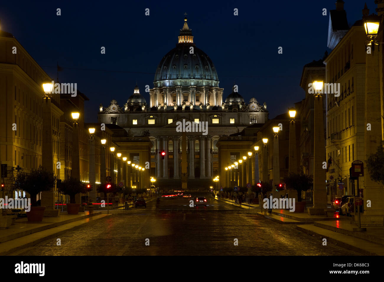 Via della Conciliazione (strada della conciliazione), Roma (Italia), con la Basilica di San Pietro e la Città del Vaticano, in background. Foto Stock