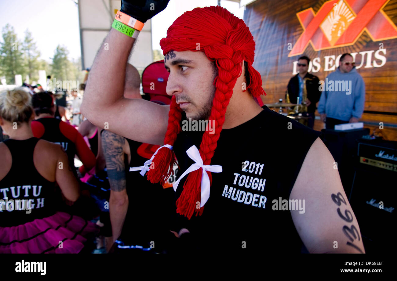 28 maggio 2011 - Esecuzione di molle, CA, Stati Uniti d'America - i partecipanti in costume contest sul palco prima del loro orario di partenza presso la dura Mudder California meridionale, il 23-ostacolo, 10- miglio corso costruito da forze speciali britanniche che viene addebitato come ''probabilmente i più impegnativi evento sul pianeta.(Immagine di credito: © Brian Cahn/ZUMAPRESS.com) Foto Stock