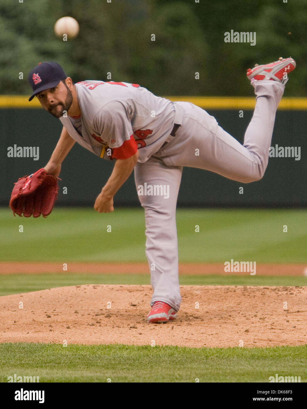 28 maggio 2011 - Denver, Colorado, U.S.A. - Baseball MLB - St. Louis Cardinals pitcher JAIME GARCIA getta durante un 4-15 perdita per il Colorado Rockies al Coors Field. (Credito Immagine: © Don Senia Murray/ZUMAPRESS.com) Foto Stock