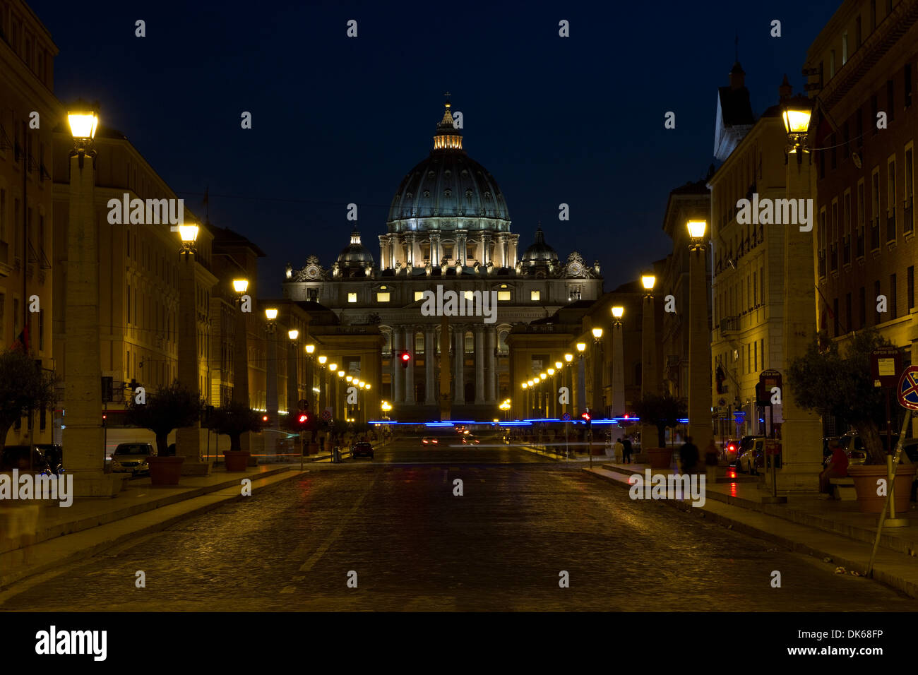 Le luci blu di una ambulanza attraversando Via della Conciliazione in Roma, Italia, con la Basilica di San Pietro sullo sfondo. Foto Stock