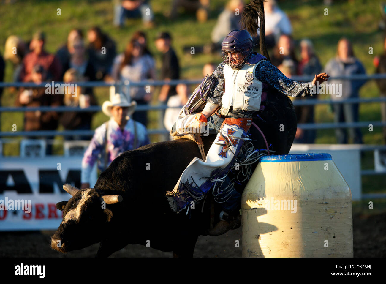 28 maggio 2011 - Marysville, California, Stati Uniti - Brett Bush di Auburn, CA rides Johnny Ringo a Marysville Stampede a cotone Rosser Arena in Marysville, CA. (Credito Immagine: © Matt Cohen/Southcreek globale/ZUMAPRESS.com) Foto Stock