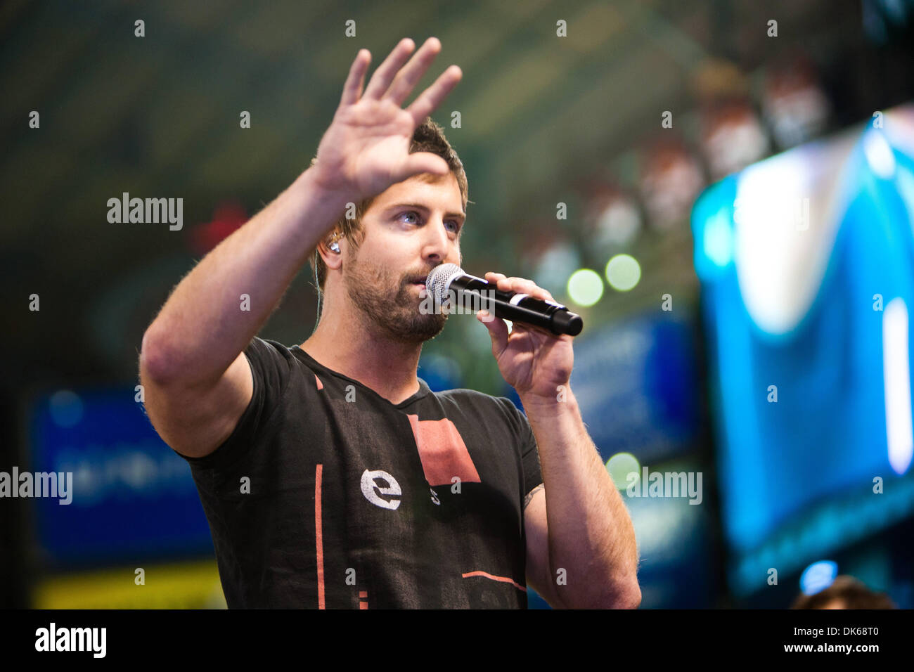 28 maggio 2011 - Houston, Texas, Stati Uniti - il Grammy-nominato cantante cristiana Jeremy Camp che cantano durante la fede & Famiglia notte al ballpark. Arizona Diamondbacks battere Houston Astros 11-3 al Minute Maid Park a Houston in Texas. (Credito Immagine: © Juan DeLeon/Southcreek globale/ZUMAPRESS.com) Foto Stock