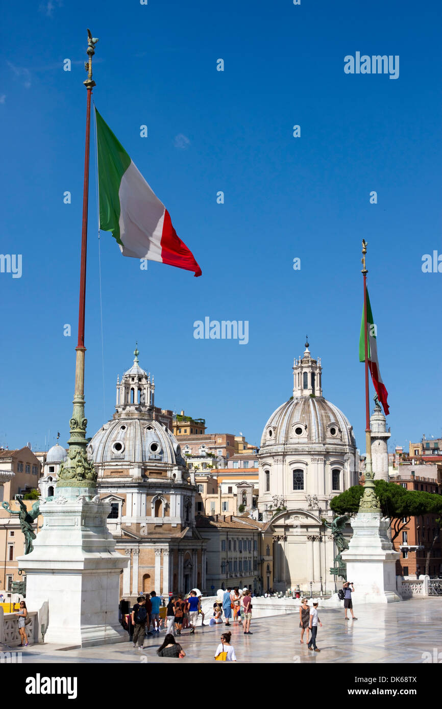 Due bandiere italiane all'ingresso al Monumento Nazionale a Vittorio Emanuele II, Roma, lazio, Italy. Foto Stock