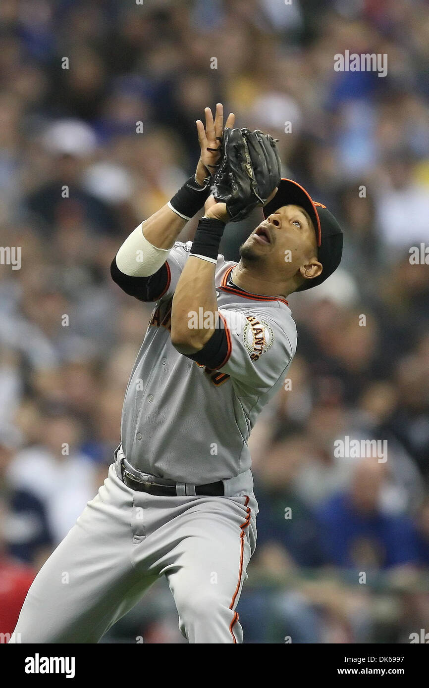 29 maggio 2011 - Milwaukee, Wisconsin, Stati Uniti - San Francisco Giants secondo baseman Emmanuel Burriss (2) Catture un infield fly nel gioco. Il Milwaukee Brewers sconfitto i San Francisco Giants 6-0 a Miller Park di Milwaukee. (Credito Immagine: © Giovanni Fisher/Southcreek globale/ZUMAPRESS.com) Foto Stock