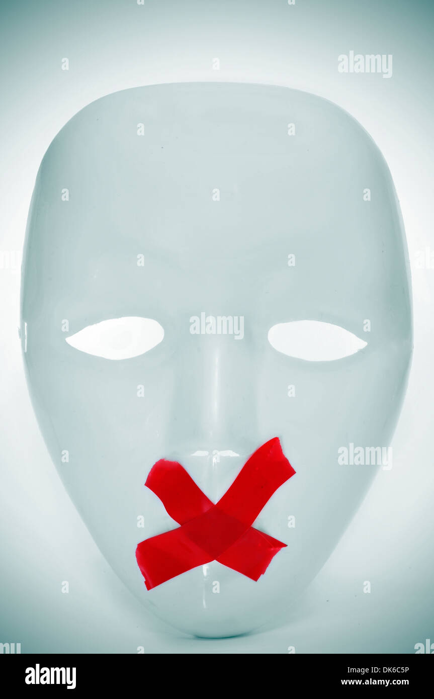 Una maschera bianca con la sua bocca chiusa con nastro rosso, raffigurante la mancanza di libertà di parola Foto Stock