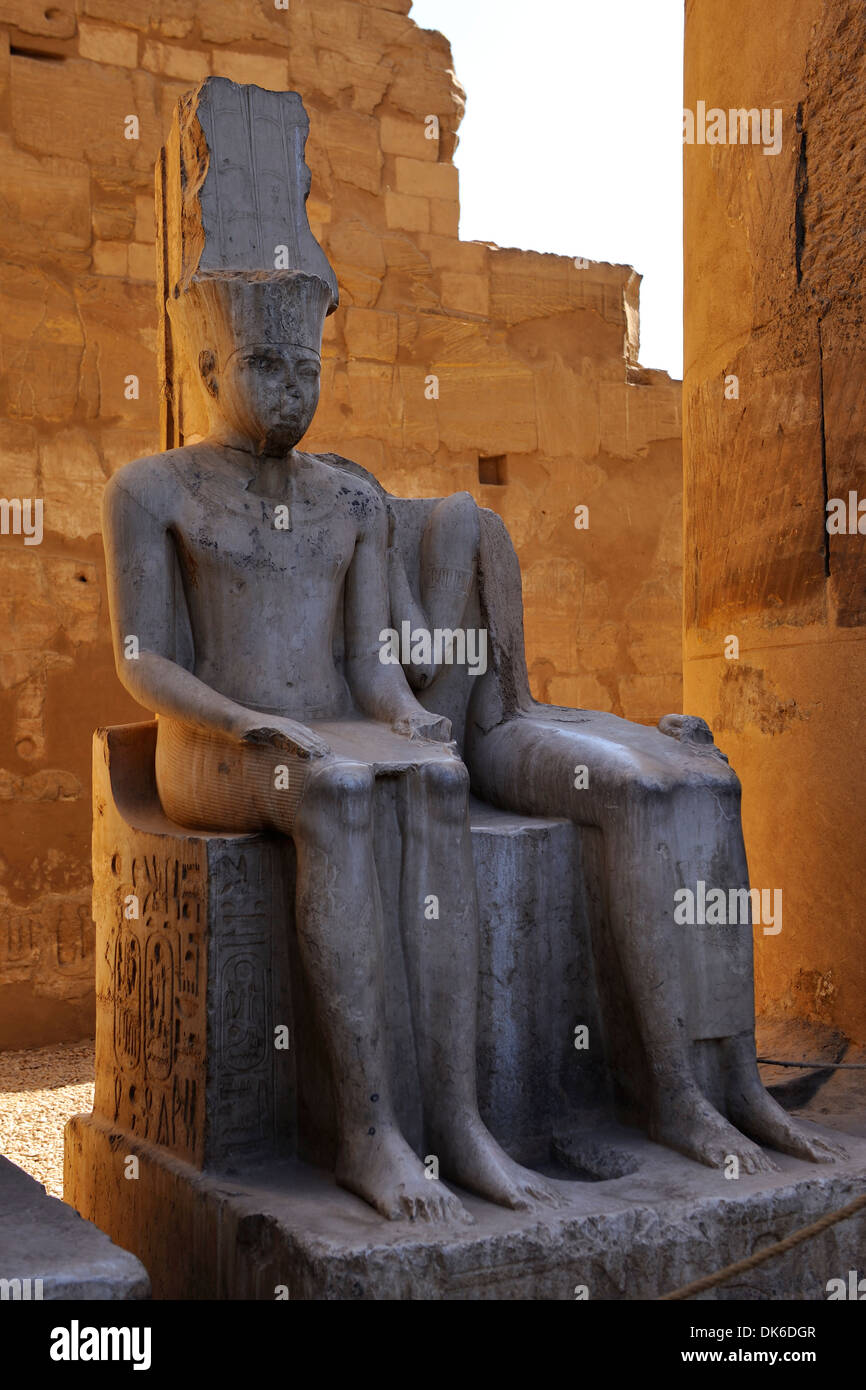 Seduto statue di Amon e la sua consorte Mut in Corte di Amenhotep III - Tempio di Luxor, Egitto Foto Stock