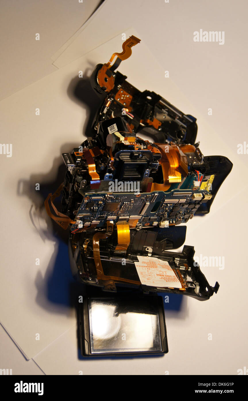 Vista esplosa di un rotto smontato una fotocamera reflex digitale Sony Alpha a350 Foto Stock