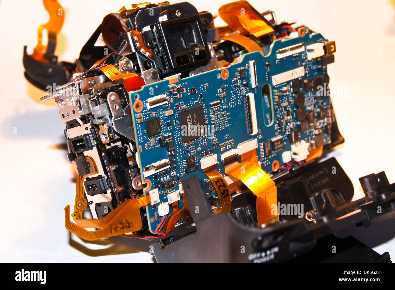 Vista esplosa di un rotto smontato una fotocamera reflex digitale Sony Alpha a350 Foto Stock