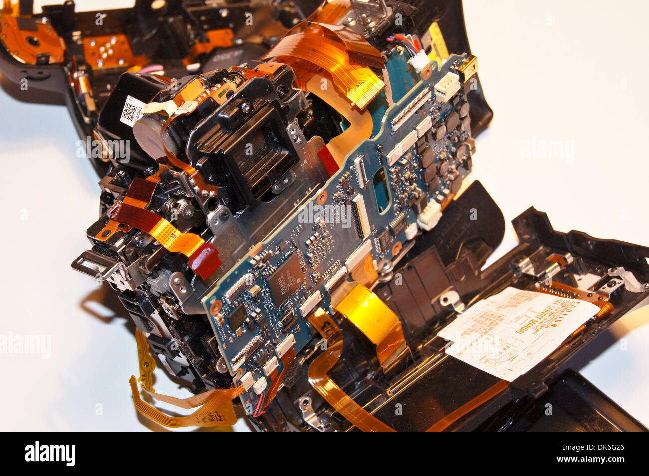 Vista esplosa di un rotto smontato una fotocamera reflex digitale Sony Alpha a350 Foto Stock