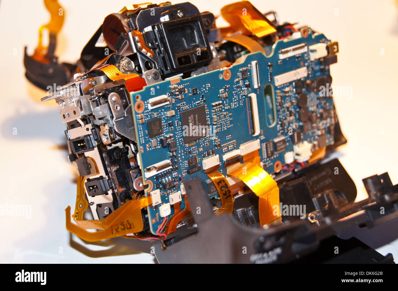 Vista esplosa di un rotto smontato una fotocamera reflex digitale Sony Alpha a350 Foto Stock