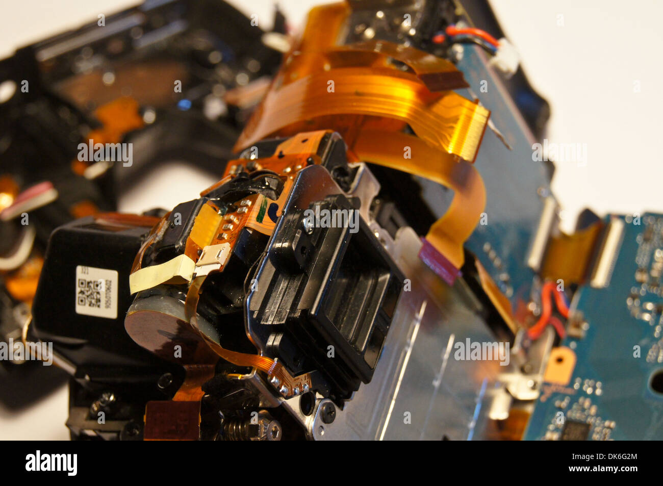 Vista esplosa di un rotto smontato una fotocamera reflex digitale Sony Alpha a350 Foto Stock