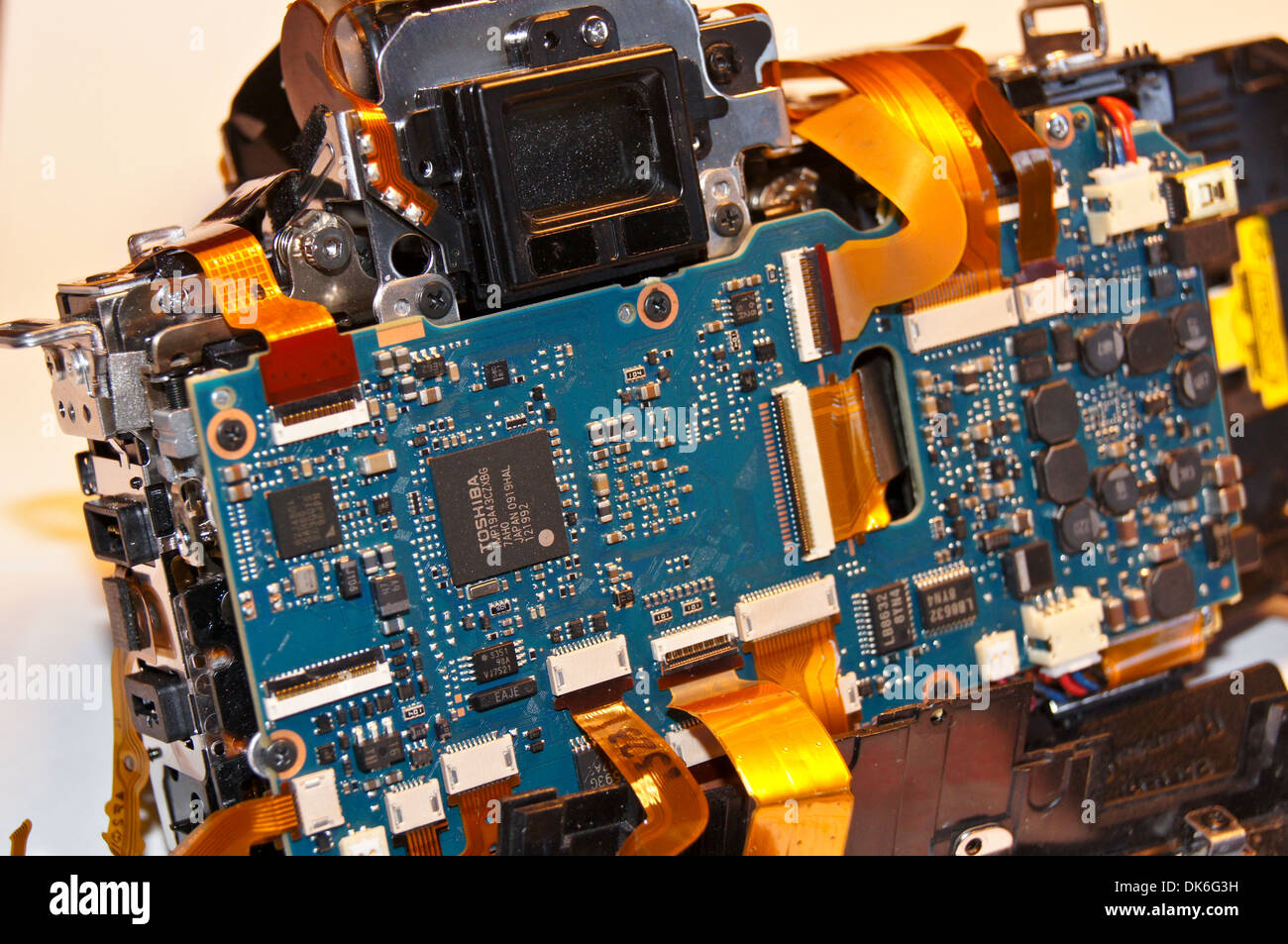 Vista esplosa di un rotto smontato una fotocamera reflex digitale Sony Alpha a350 Foto Stock