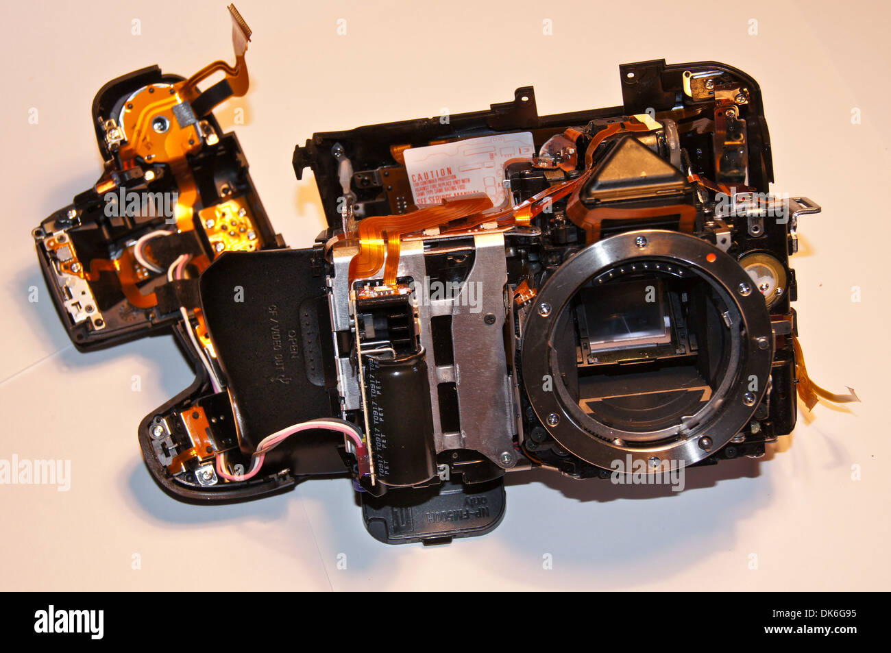 Vista esplosa di un rotto smontato una fotocamera reflex digitale Sony Alpha a350 Foto Stock