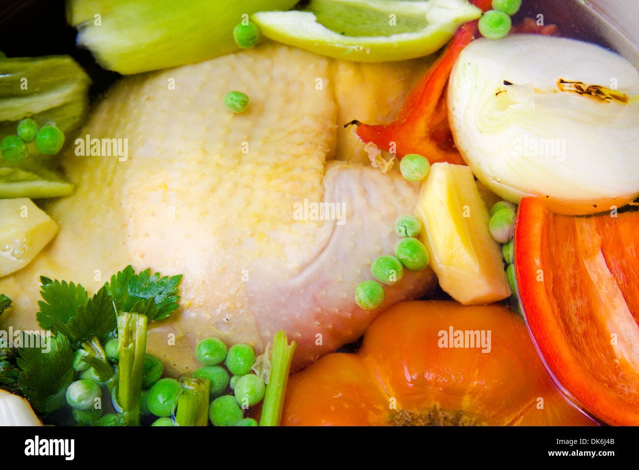 La cottura di verdure fresche e la zuppa di pollo in una pentola Foto Stock